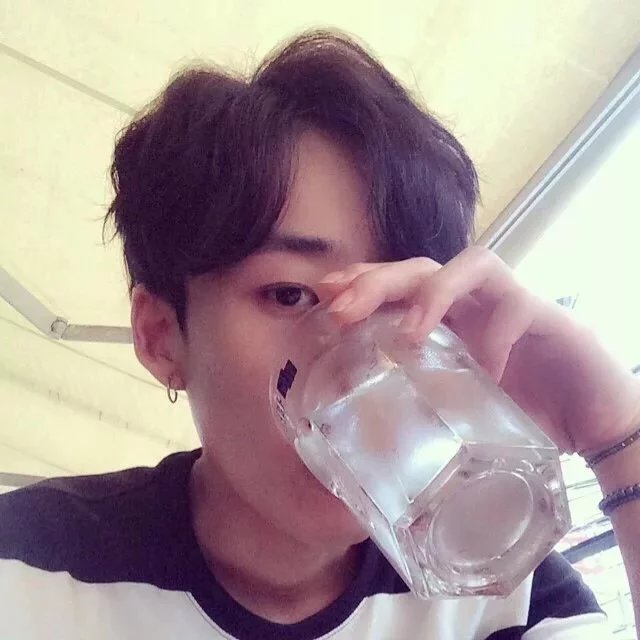 凌娅烁茂